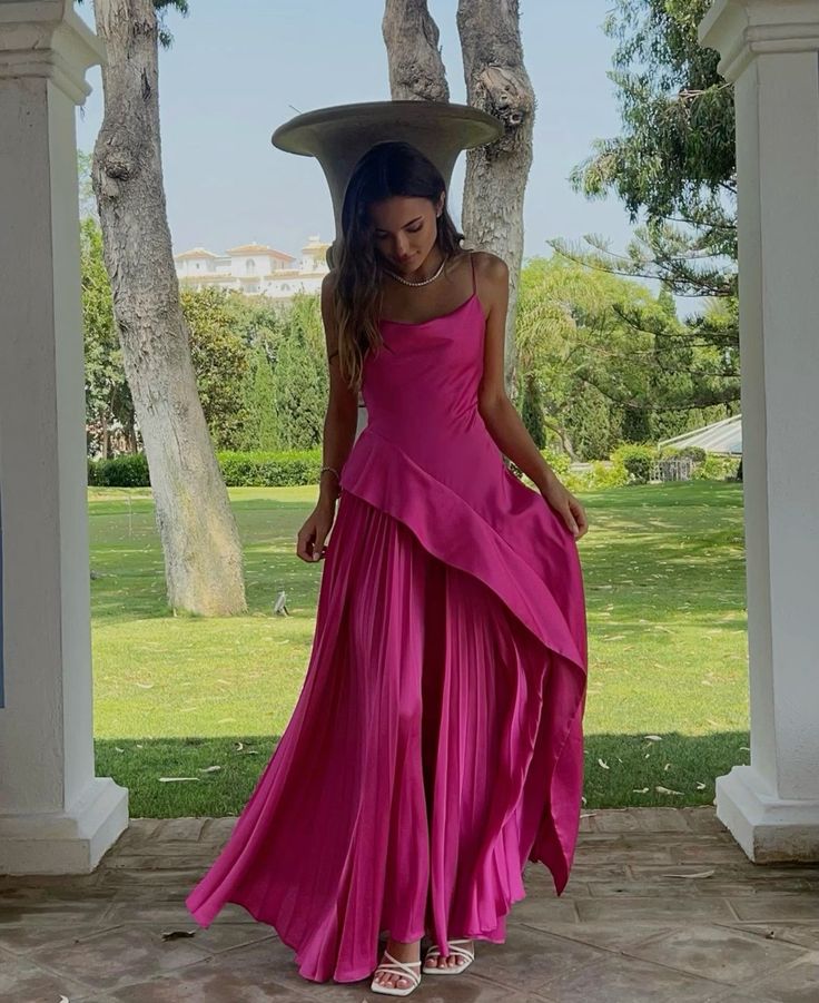 Vestido formal rosa con tirantes finos, sencillo, elegante, largo, irregular, para noche o fiesta.